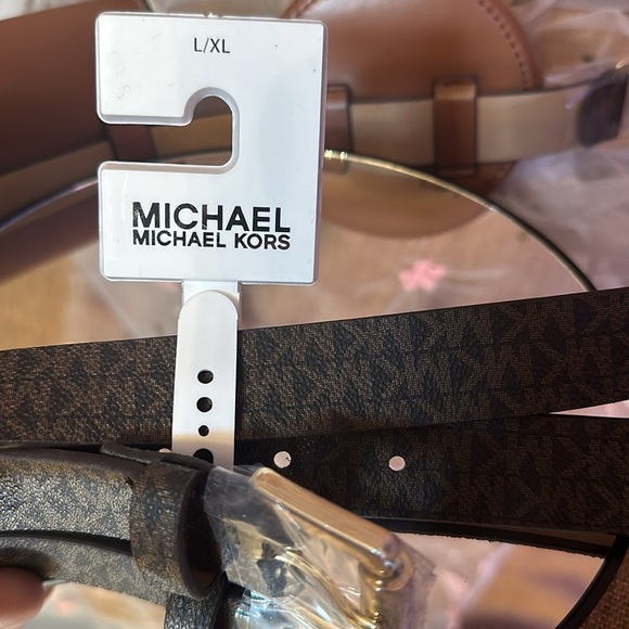 Michael Kors Leather L/XL Crossbody/Belt with 2 Removable Mini Pouches - Picture 5 of 5